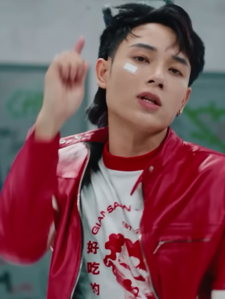 Trúc Nhân hé lộ hậu trường 'phân thân' trong MV 'Không ra gì'