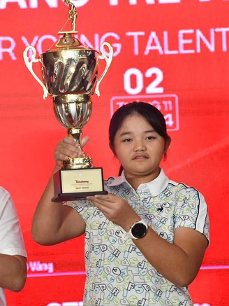 Nữ golfer 12 tuổi bất ngờ vô địch Tiền Phong Golf Championship 2024