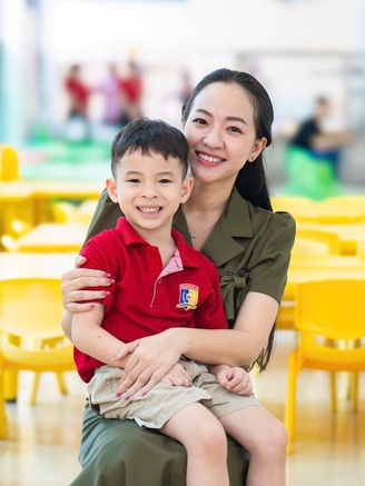 Bữa ăn vui vẻ tại Royal School: Khoảnh khắc ba mẹ hạnh phúc thấy con tự trải khăn, dọn chén đũa