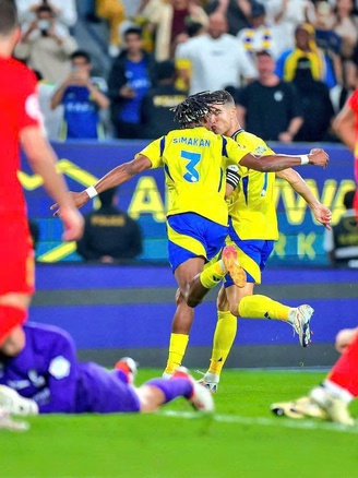 Ronaldo ghi bàn, Al Nassr vẫn thua ngược đội vừa lên hạng: Đứt luôn mạch bất bại!