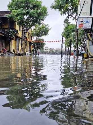 Phố cổ Hội An ngập sâu, nhiều tuyến đường 'biến mất' trong nước lũ