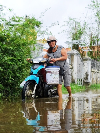 Thừa Thiên - Huế tiếp tục hứng mưa lớn, lũ đã tràn về các vùng ven