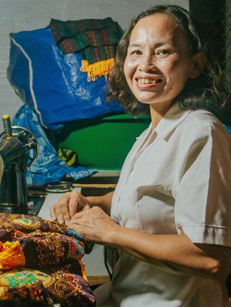 Nhà giáo ưu tú hàng chục năm may áo quần miễn phí tặng học sinh vùng cao