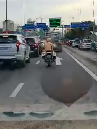 CSGT hú còi, mở đường cho xe chở người bất tỉnh đi bệnh viện cấp cứu