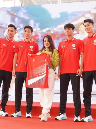 Dàn sao Thể Công Viettel cùng Nguyễn Thị Oanh khuấy động giải Viettel marathon 2024