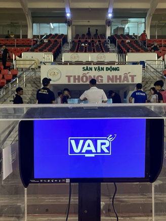 VAR phủ sóng cả 7 trận: Chứng kiến ông Vũ Tiến Thành đấu HLV Polking tại Pleiku