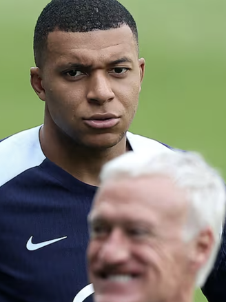 Vì sao HLV Deschamps thẳng tay loại Mbappe khỏi đội tuyển Pháp?