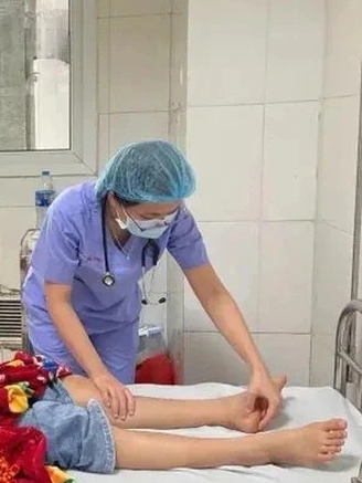 Bệnh nhi nguy kịch sau khi đắp lá điều trị rắn cắn