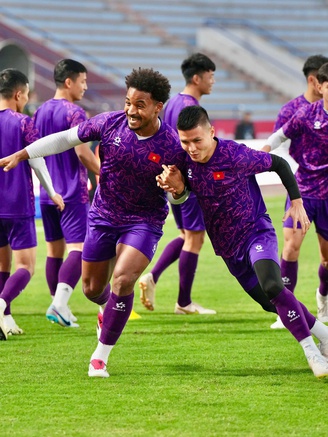 Khán giả tò mò ‘nhòm qua lỗ khóa’ ngắm đội tuyển Việt Nam, đại chiến Indonesia nóng!