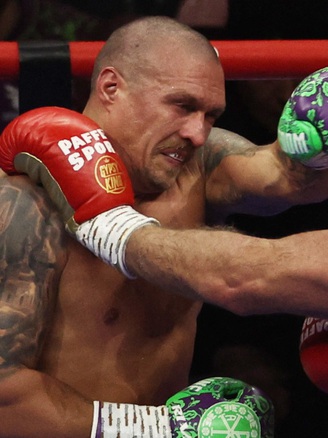 Tiếp tục đánh bại Tyson Fury, Oleksandr Usyk trở thành ‘vua’ quyền anh thế giới