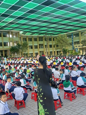 Thầy cô góp tiền làm mái che cho học sinh