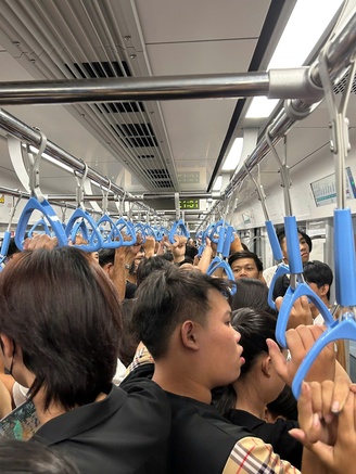 Chuyến metro cuối ngày có vắng khách như nhiều người kháo nhau?