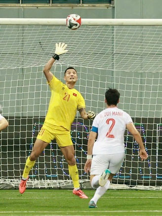 Đình Triệu cứu thua xuất thần cho Việt Nam: 'Tôi cũng lớn tuổi rồi, nên càng phải…’