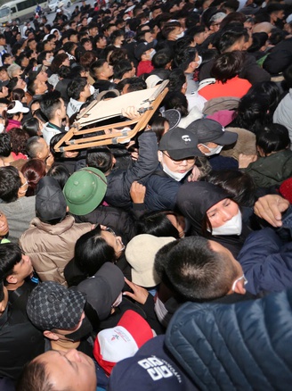 CĐV trèo cổng, chen nhau mua vé bán kết lượt về Việt Nam - Singapore