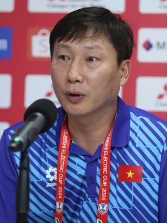 HLV Kim Sang-sik: 'Tỷ số 2-0 vẫn rất nguy hiểm, Việt Nam phải cố hết sức thắng Singapore'