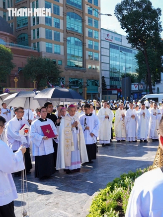 Khai mạc năm Thánh 2025 tại Nhà thờ Đức Bà Sài Gòn: 25 năm mới có một lần