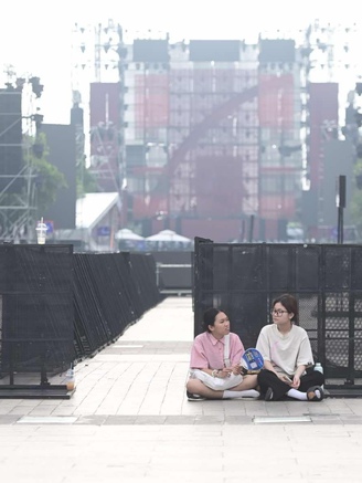 Ngồi phố đi bộ Nguyễn Huệ từ 7 giờ sáng chờ xem pháo hoa mừng năm mới 2025