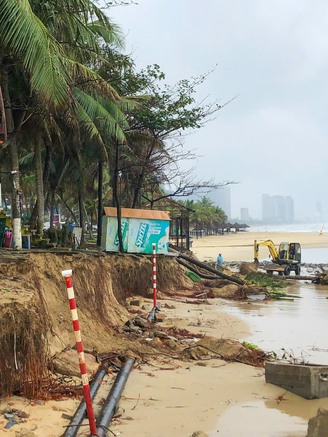 Bãi biển du lịch Đà Nẵng sạt lở nghiêm trọng, hàng quán bị sóng đánh sập