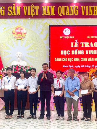 187 học sinh, sinh viên nghèo học giỏi nhận học bổng Vingroup