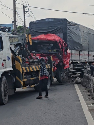 'Dìu' xe tải bẹp dúm ra khỏi hiện trường tai nạn trên Quốc lộ 22