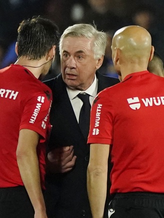 HLV Ancelotti khiến CĐV kinh ngạc khi chạy vào sân phản ứng với trọng tài