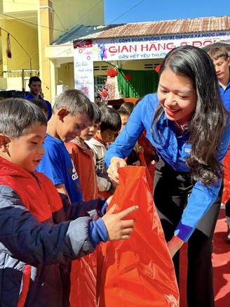 Ngày hội bánh chưng xanh cho trẻ em miền núi