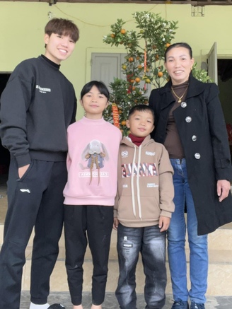Cầu thủ trẻ Vũ Thị Hoa: Hạnh phúc cái tết bên mẹ và các em