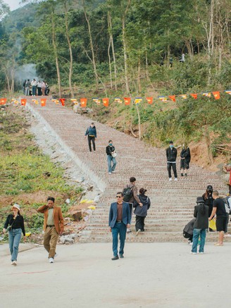 Leo 1.260 bậc thang lên núi Thần Đinh cầu bình an đầu năm