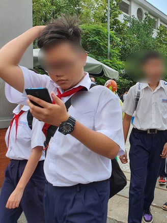 Có nên kiên quyết cấm học sinh dùng điện thoại di động trong trường?