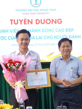 Khen thưởng sinh viên trả lại gần 11 triệu đồng cho người đánh rơi