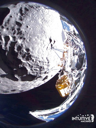 Tàu vũ trụ Mỹ bị vấp 'đổ nhào' trên mặt trăng