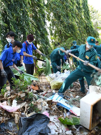 Tháng Thanh niên 2024: Choáng ngợp với ‘núi’ rác ngập ngụa được bạn trẻ dọn sạch sẽ