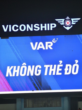 Trận cực nóng có Nam Định lại xuất hiện VAR, cuộc đua vô địch quá hấp dẫn
