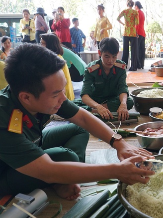 Hàng trăm người cùng tham gia thi gói, nấu bánh tét