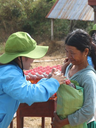 Mang 'chợ tết 0 đồng' từ miền xuôi lên vùng núi