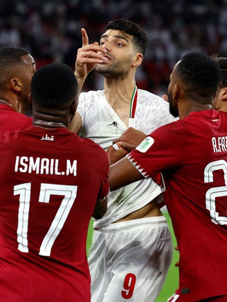 Cầu thủ đội tuyển Iran 'gây chiến' với CĐV Qatar sau trận thua