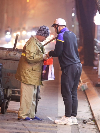 Tiền vệ đội tuyển Việt Nam có hành động cực đẹp ngày cận tết