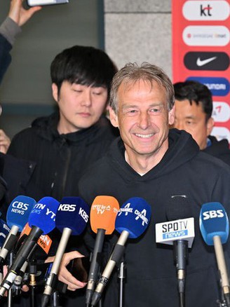 HLV Klinsmann bị la ó ở sân bay, phủ nhận việc Son Heung-min từ giã đội tuyển