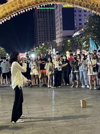 Vì sao những nhóm hát 'mọc lên như nấm' ở phố đi bộ Nguyễn Huệ?
