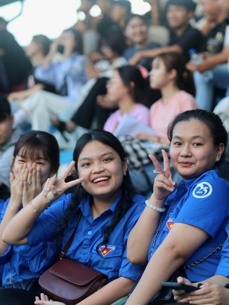 Sân ĐH Nha Trang ken cứng cổ động viên, điều tuyệt vời chưa từng có tiền lệ