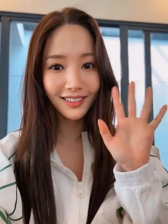 Park Min Young khoe nhan sắc rạng rỡ tại Nha Trang