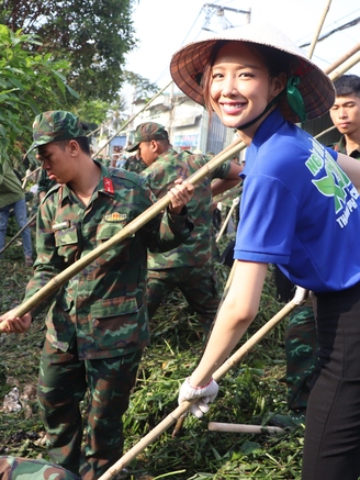 Hoa hậu cùng lội bùn cải tạo cảnh quan cho các dòng kênh