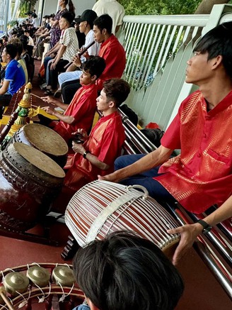 Dàn nhạc ngũ âm của đồng bào Khmer gây tò mò trên khán đài vòng chung kết