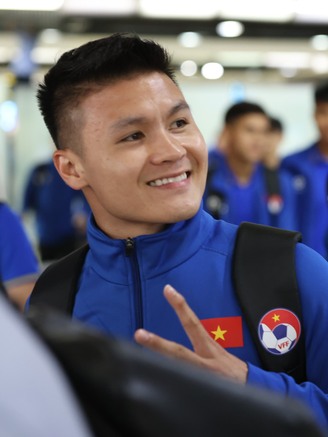 Đội tuyển Việt Nam đến Indonesia an toàn, Nguyễn Filip chụp ảnh cùng CĐV chủ nhà