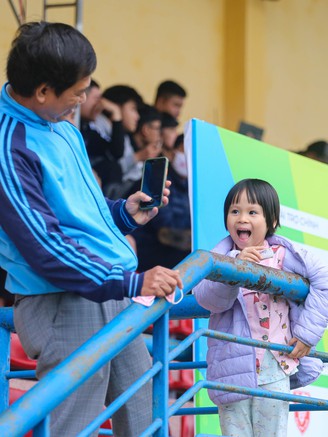 Vòng loại miền Trung: ‘Tan chảy’ với những câu chuyện đáng yêu trên khán đài