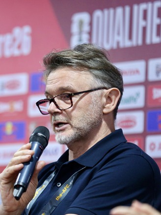 Họp báo, HLV Troussier: 'Hãy đề cập tương lai của tôi ở thời điểm khác'