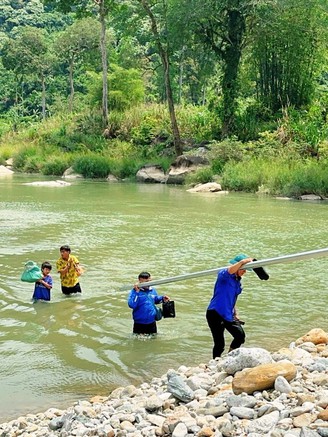 Đoàn góp phần to lớn vào xây dựng nông thôn mới: 'Cõng' điện lên non