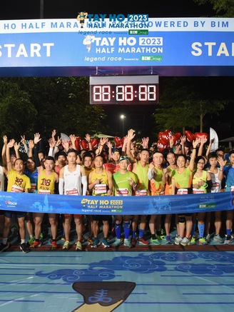Hơn 10.000 VĐV dự giải chạy bán marathon quanh Hồ Tây 