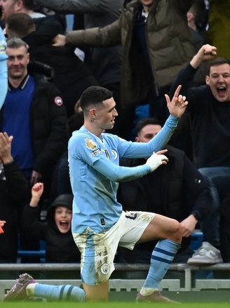 Foden đóng vai ‘hung thần’, Man City ngược dòng nhấn chìm M.U, HLV Ten Hag lâm nguy