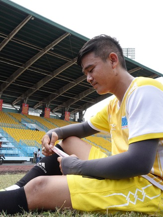 Cầu thủ Campuchia mang hình người yêu Lào để 'lấy may' trên SVĐ Cần Thơ